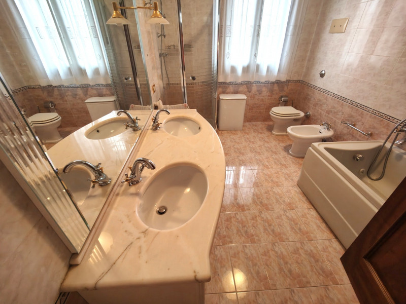 A pochi passi dal centro storico di Padova, presentiamo in vendita una villa singola di circa 450...