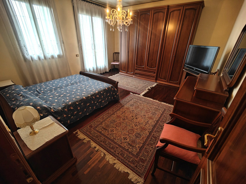 A pochi passi dal centro storico di Padova, presentiamo in vendita una villa singola di circa 450...