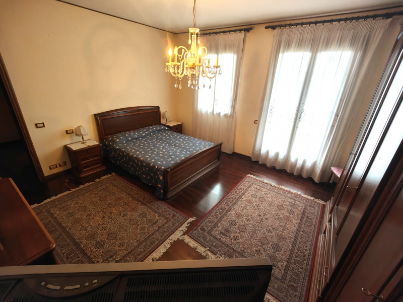 A pochi passi dal centro storico di Padova, presentiamo in vendita una villa singola di circa 450...