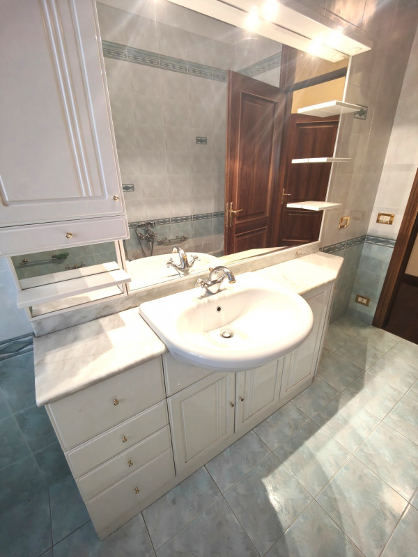 A pochi passi dal centro storico di Padova, presentiamo in vendita una villa singola di circa 450...