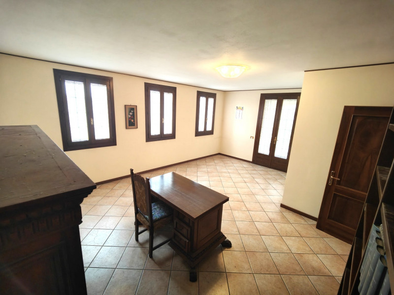 A pochi passi dal centro storico di Padova, presentiamo in vendita una villa singola di circa 450...