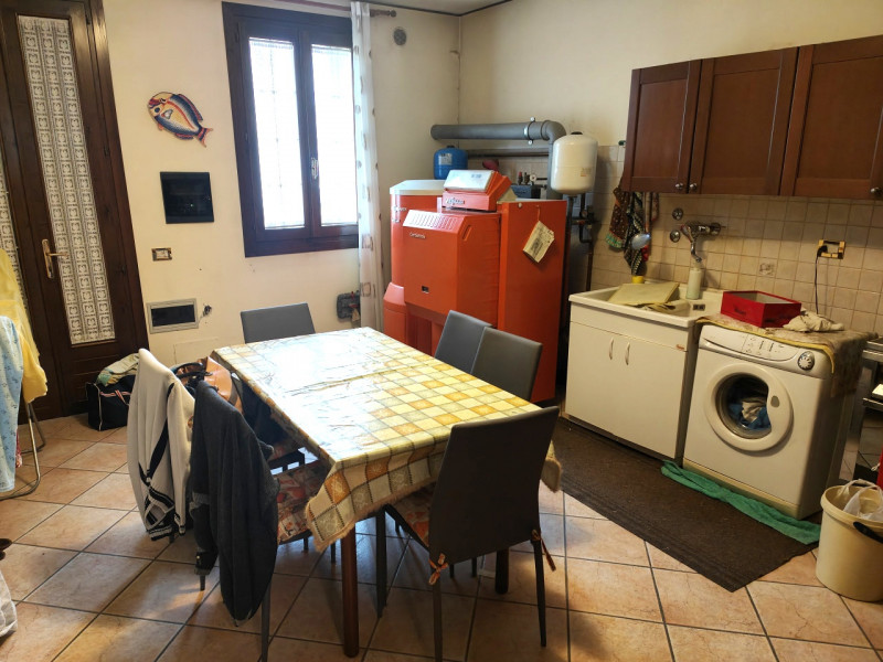 A pochi passi dal centro storico di Padova, presentiamo in vendita una villa singola di circa 450...