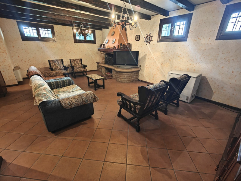 A pochi passi dal centro storico di Padova, presentiamo in vendita una villa singola di circa 450...