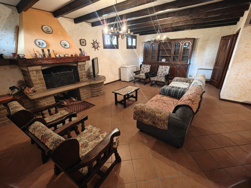 A pochi passi dal centro storico di Padova, presentiamo in vendita una villa singola di circa 450...