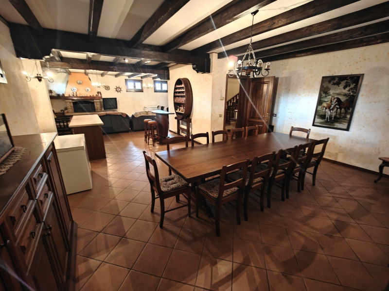 A pochi passi dal centro storico di Padova, presentiamo in vendita una villa singola di circa 450...