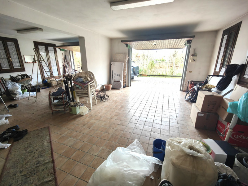 A pochi passi dal centro storico di Padova, presentiamo in vendita una villa singola di circa 450...