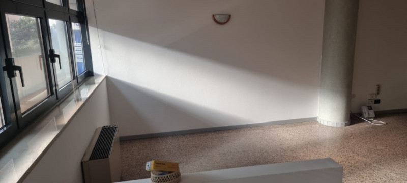 CENTRALE, proponiamo in affitto ufficio al primo piano con ascensore di circa 200 mq., in contest...