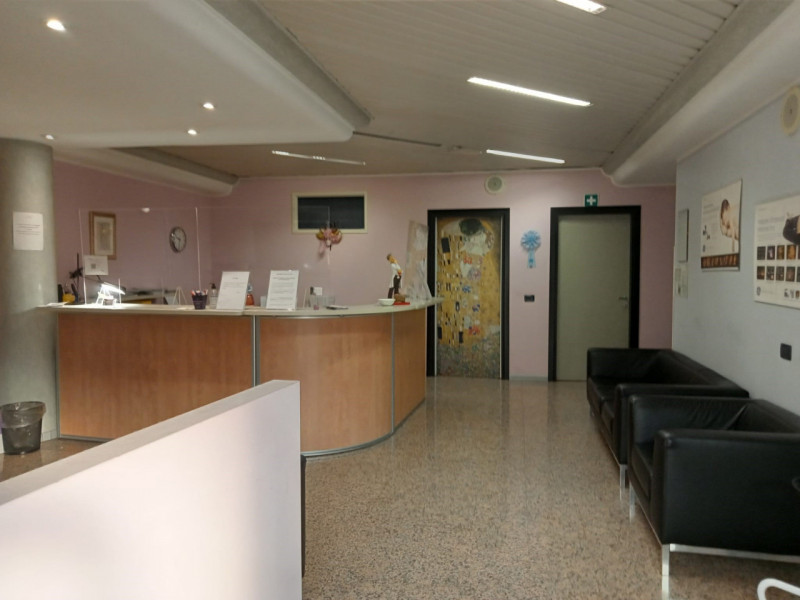 CENTRALE, proponiamo in affitto ufficio al primo piano con ascensore di circa 200 mq., in contest...