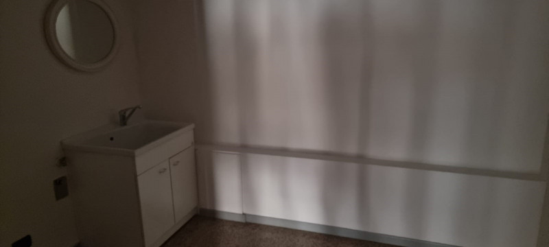 CENTRALE, proponiamo in affitto ufficio al primo piano con ascensore di circa 200 mq., in contest...