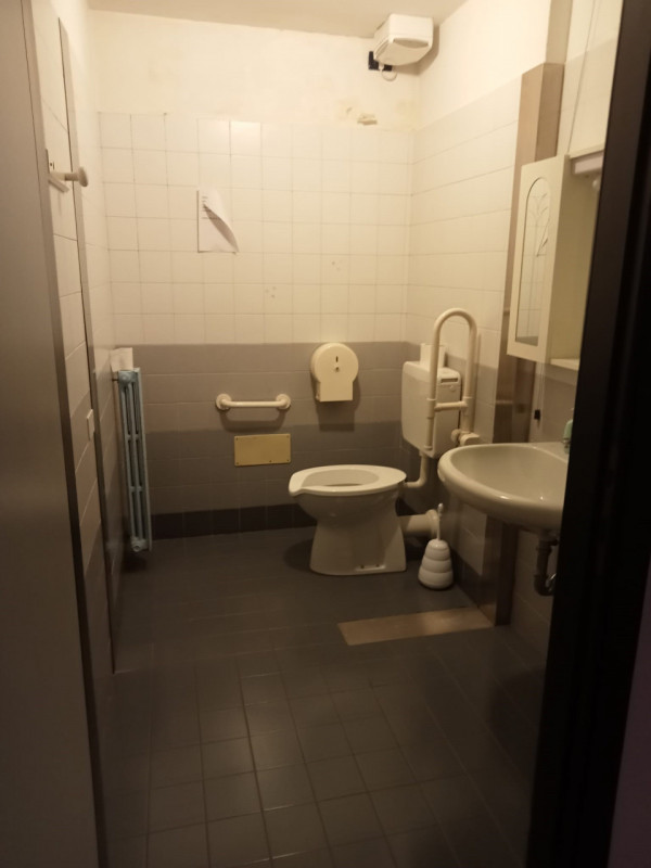 CENTRALE, proponiamo in affitto ufficio al primo piano con ascensore di circa 200 mq., in contest...