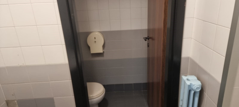 CENTRALE, proponiamo in affitto ufficio al primo piano con ascensore di circa 200 mq., in contest...