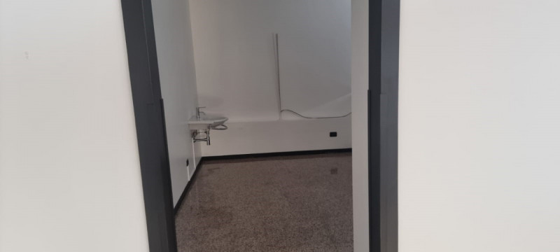 CENTRALE, proponiamo in affitto ufficio al primo piano con ascensore di circa 200 mq., in contest...