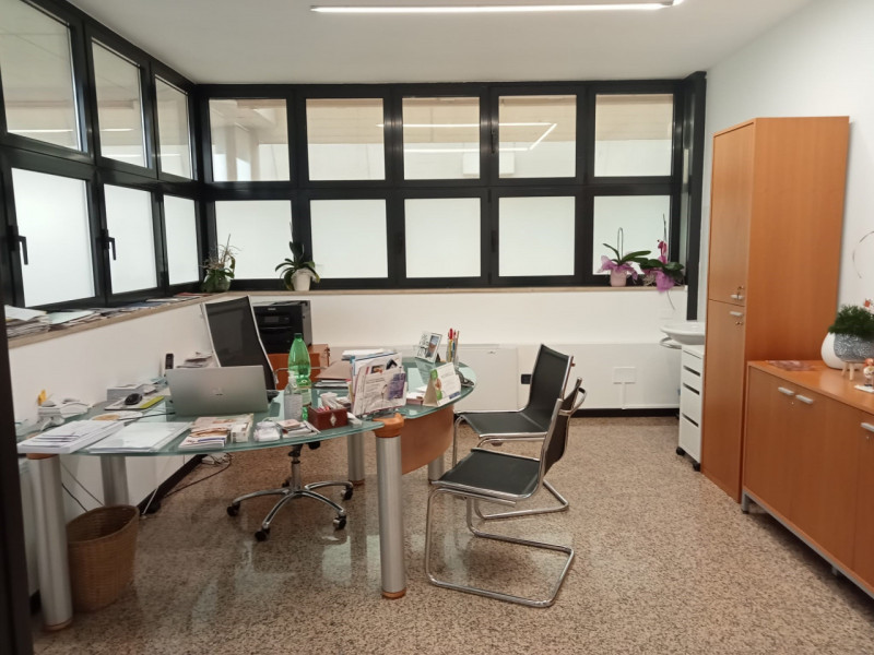 CENTRALE, proponiamo in affitto ufficio al primo piano con ascensore di circa 200 mq., in contest...