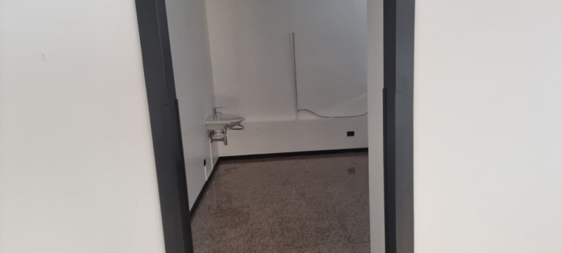 CENTRALE, proponiamo in affitto ufficio al primo piano con ascensore di circa 200 mq., in contest...