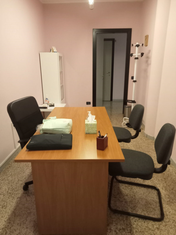 CENTRALE, proponiamo in affitto ufficio al primo piano con ascensore di circa 200 mq., in contest...