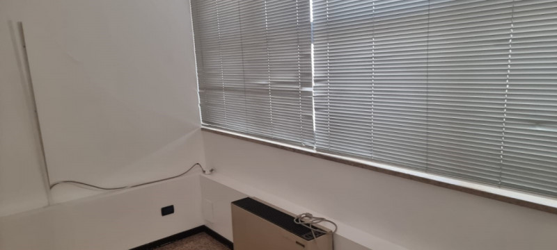 CENTRALE, proponiamo in affitto ufficio al primo piano con ascensore di circa 200 mq., in contest...