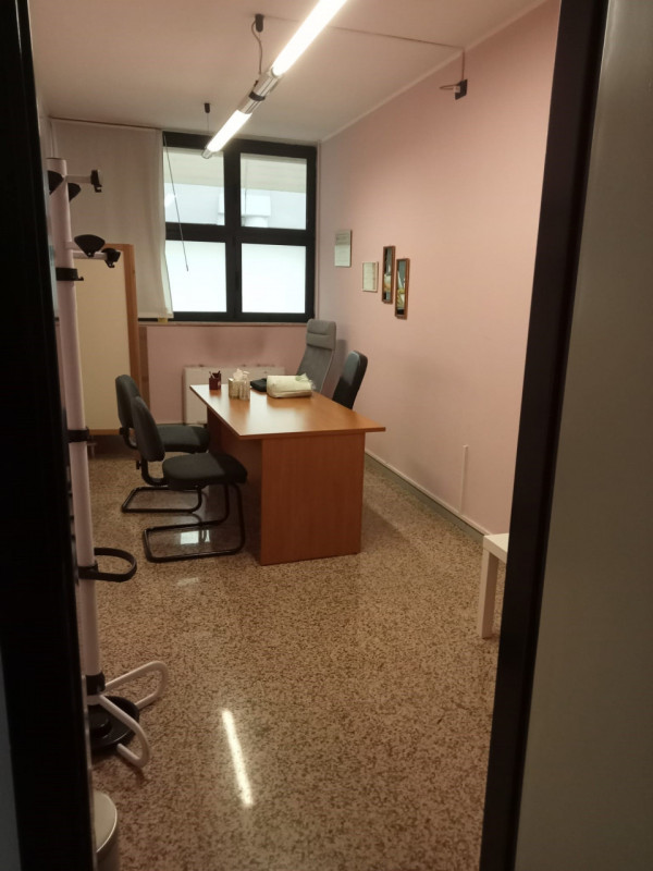 CENTRALE, proponiamo in affitto ufficio al primo piano con ascensore di circa 200 mq., in contest...