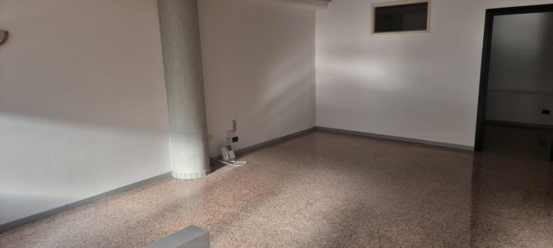 CENTRALE, proponiamo in affitto ufficio al primo piano con ascensore di circa 200 mq., in contest...