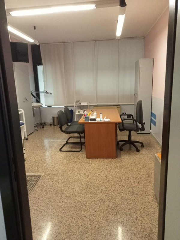 CENTRALE, proponiamo in affitto ufficio al primo piano con ascensore di circa 200 mq., in contest...