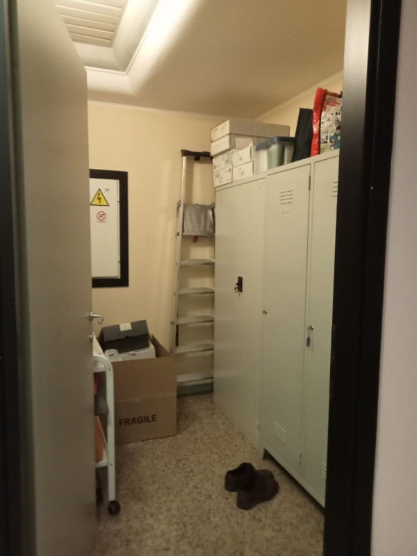 CENTRALE, proponiamo in affitto ufficio al primo piano con ascensore di circa 200 mq., in contest...