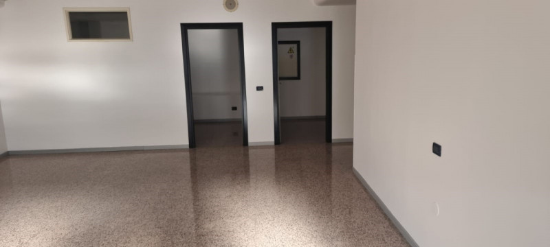 CENTRALE, proponiamo in affitto ufficio al primo piano con ascensore di circa 200 mq., in contest...