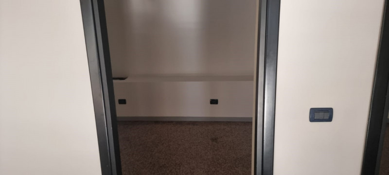 CENTRALE, proponiamo in affitto ufficio al primo piano con ascensore di circa 200 mq., in contest...