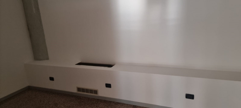 CENTRALE, proponiamo in affitto ufficio al primo piano con ascensore di circa 200 mq., in contest...