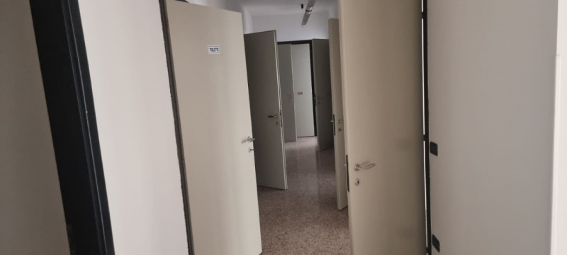 CENTRALE, proponiamo in affitto ufficio al primo piano con ascensore di circa 200 mq., in contest...