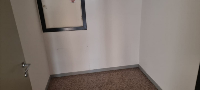 CENTRALE, proponiamo in affitto ufficio al primo piano con ascensore di circa 200 mq., in contest...