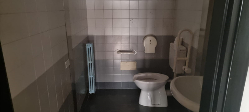 CENTRALE, proponiamo in affitto ufficio al primo piano con ascensore di circa 200 mq., in contest...