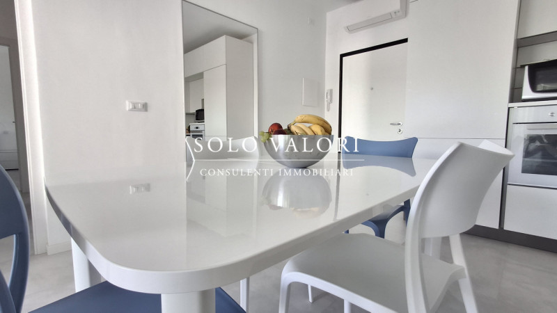 Scopri questo luminoso appartamento situato al secondo piano di un condominio con ascensore, a po...