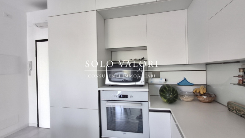 Scopri questo luminoso appartamento situato al secondo piano di un condominio con ascensore, a po...