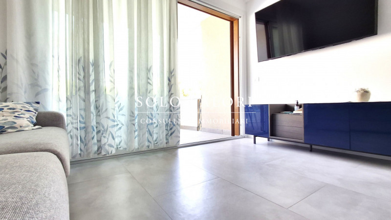 Scopri questo luminoso appartamento situato al secondo piano di un condominio con ascensore, a po...