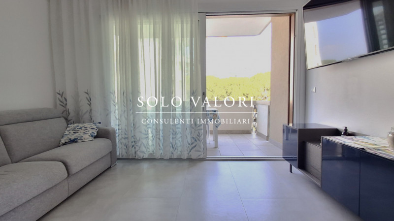 Scopri questo luminoso appartamento situato al secondo piano di un condominio con ascensore, a po...