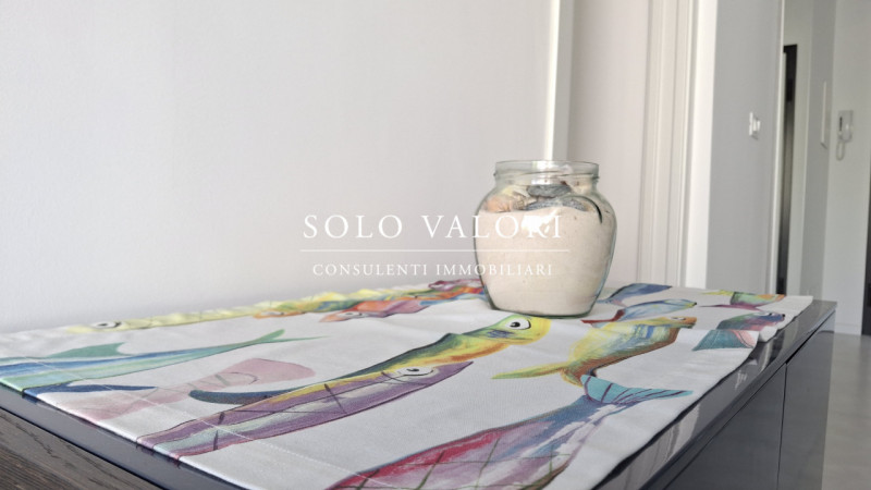 Scopri questo luminoso appartamento situato al secondo piano di un condominio con ascensore, a po...