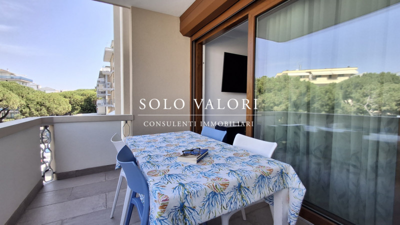 Scopri questo luminoso appartamento situato al secondo piano di un condominio con ascensore, a po...