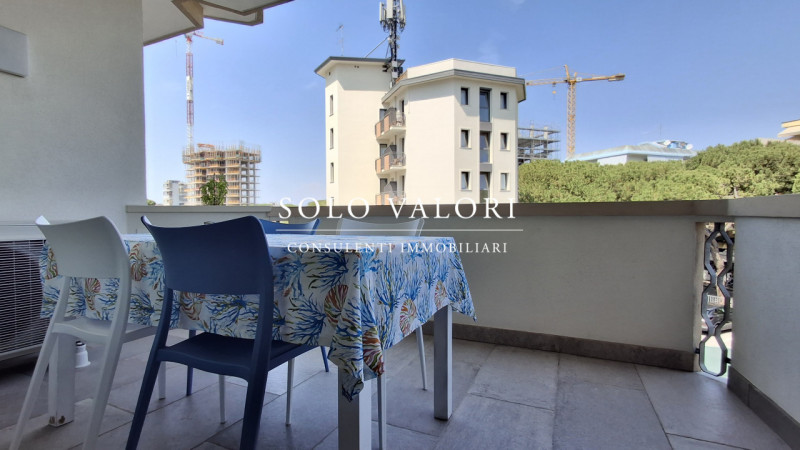 Scopri questo luminoso appartamento situato al secondo piano di un condominio con ascensore, a po...