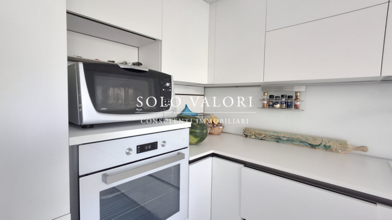 Scopri questo luminoso appartamento situato al secondo piano di un condominio con ascensore, a po...