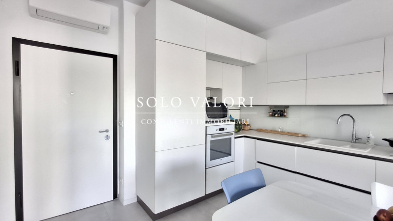 Scopri questo luminoso appartamento situato al secondo piano di un condominio con ascensore, a po...