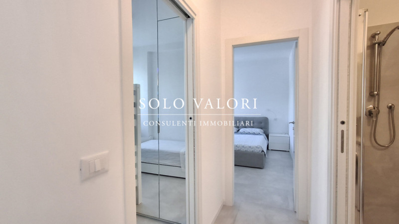 Scopri questo luminoso appartamento situato al secondo piano di un condominio con ascensore, a po...