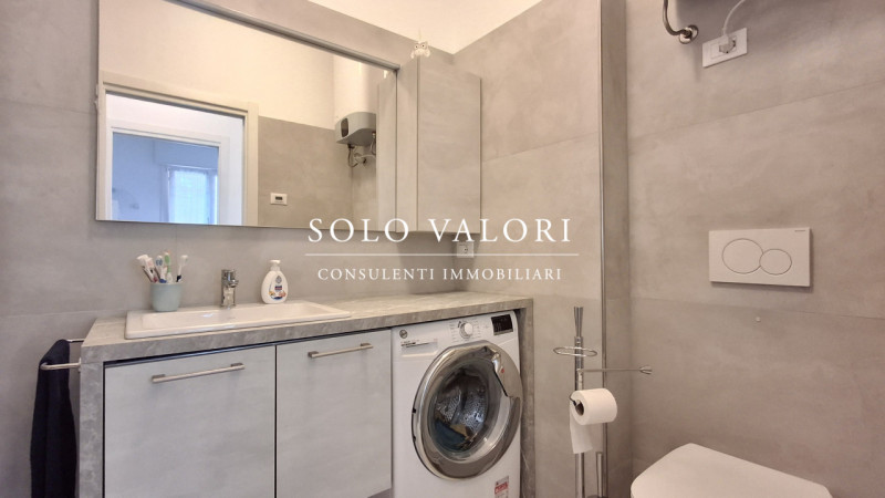 Scopri questo luminoso appartamento situato al secondo piano di un condominio con ascensore, a po...