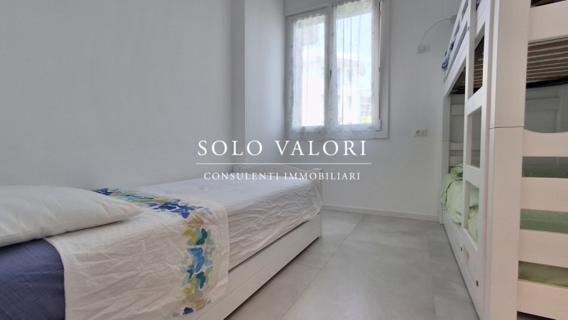 Scopri questo luminoso appartamento situato al secondo piano di un condominio con ascensore, a po...