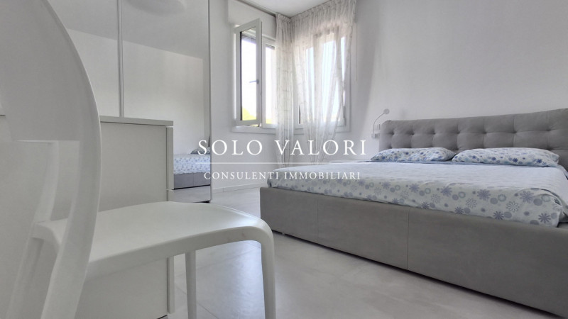 Scopri questo luminoso appartamento situato al secondo piano di un condominio con ascensore, a po...