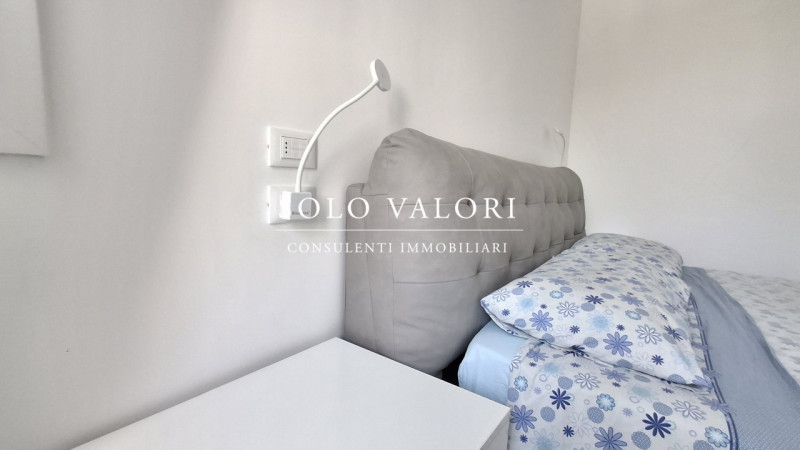 Scopri questo luminoso appartamento situato al secondo piano di un condominio con ascensore, a po...