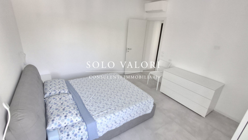 Scopri questo luminoso appartamento situato al secondo piano di un condominio con ascensore, a po...