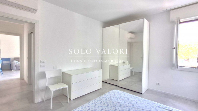 Scopri questo luminoso appartamento situato al secondo piano di un condominio con ascensore, a po...