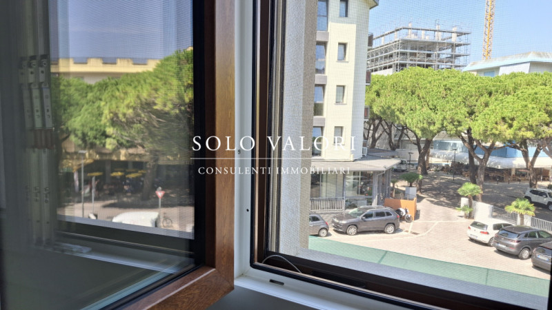 Scopri questo luminoso appartamento situato al secondo piano di un condominio con ascensore, a po...