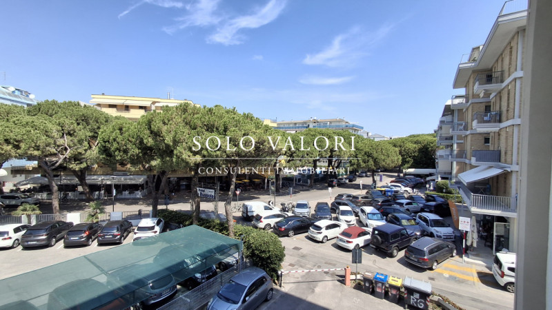 Scopri questo luminoso appartamento situato al secondo piano di un condominio con ascensore, a po...