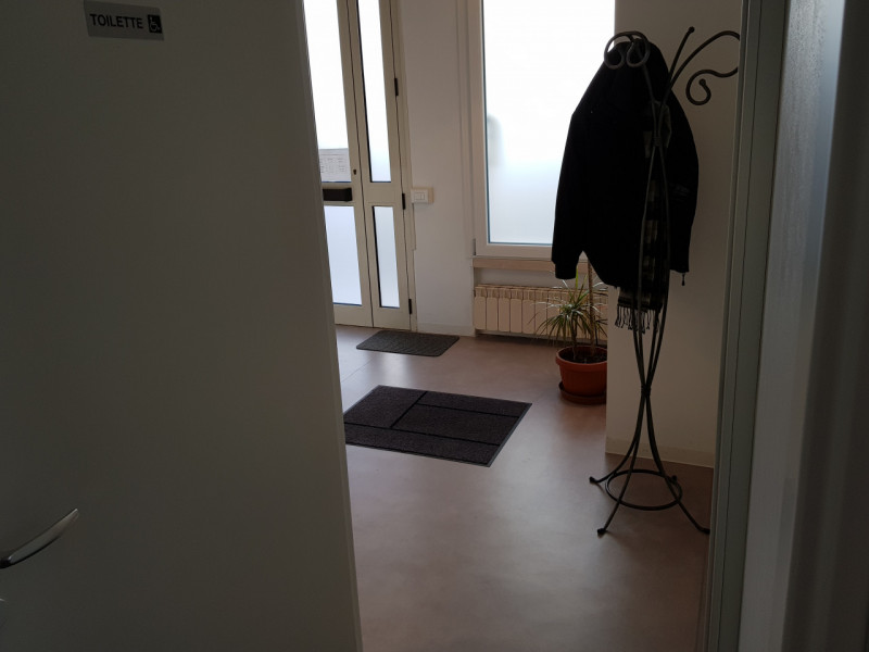 Nel centro del paese appartamento al piano terra ad uso studio medico e dentistico, recentemente ...