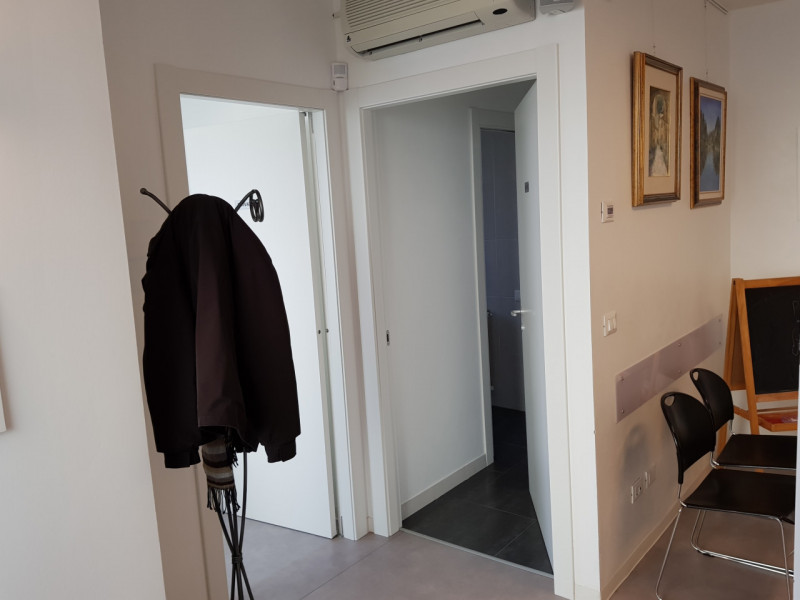 Nel centro del paese appartamento al piano terra ad uso studio medico e dentistico, recentemente ...